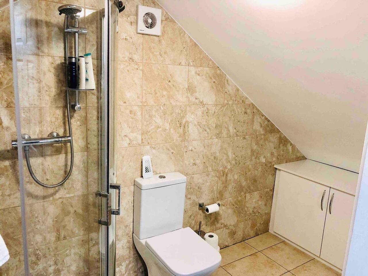 Ganze Ferienwohnung, Small 3 Bed Flat near Heathrow in Spelthorne, Surrey