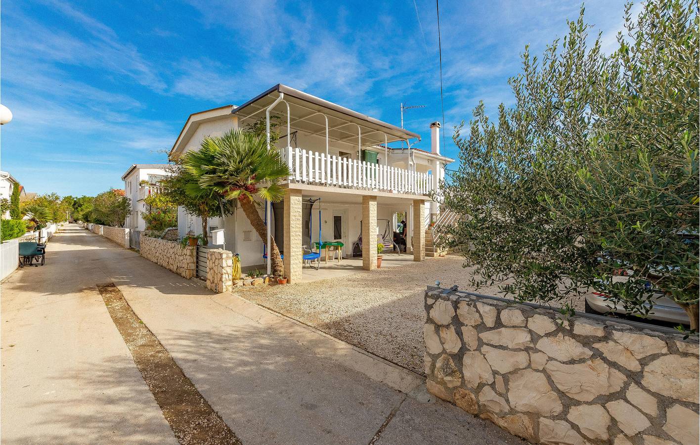 Geheel vakantieappartement, Appartement aan het strand met WiFi, AC, parkeerplaats & terras in Vir