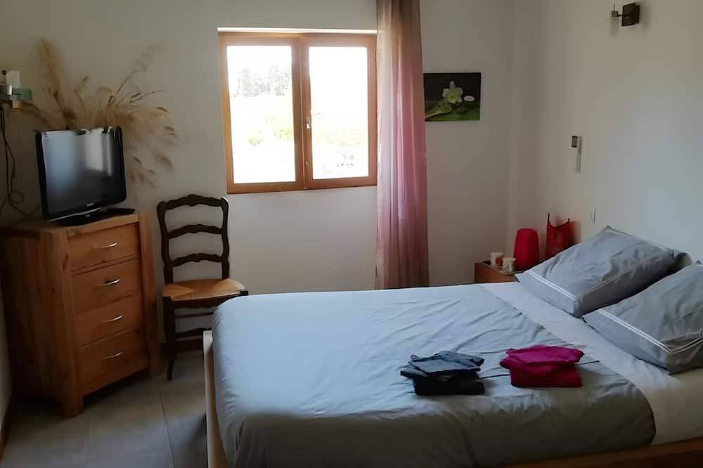 Apartamento entero, Habitación «Bambú» con terraza compartida, wifi y aire acondicionado in Colombiers, Côte d'Améthyste