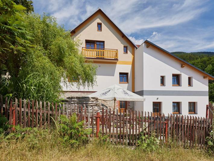 Ferienhaus für 15 Personen, mit Balkon und Terrasse sowie Garten und Sauna in Černý Důl
