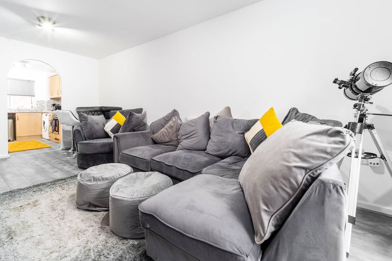 Entire vacation apartment, Stunning 2-Bed Apartment in Tipton Sleeps 3 in Sandwell, Birmingham Area