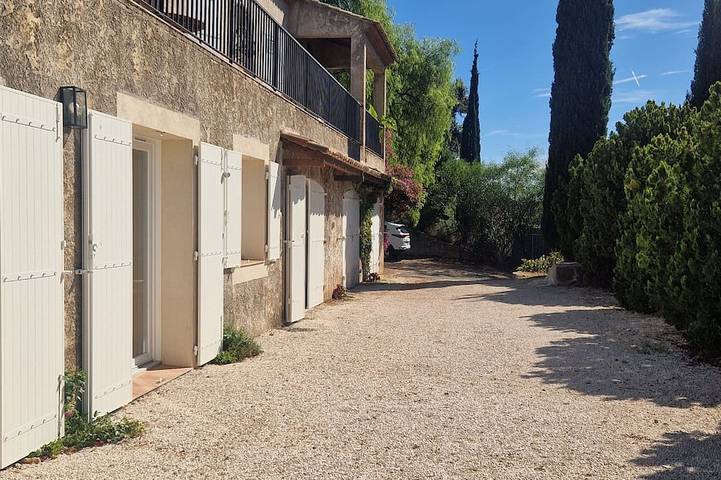 Ganze Wohnung, Atemberaubender Blick auf den Hafen von Toulon. Schlafplätze für 5. in La Valette-du-Var, Mittelmeerküste (Frankreich)