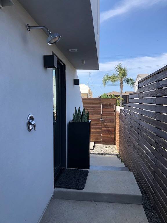 Ganze Wohnung, Neues modernes Gästehaus am Strand in Carlsbad Village in Carlsbad, San Diego County