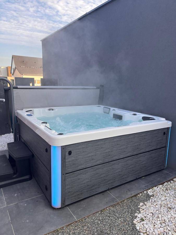 Location de vacances pour 2 personnes, avec terrasse et piscine ainsi que jacuzzi et jardin dans Porte-du-Ried - 2