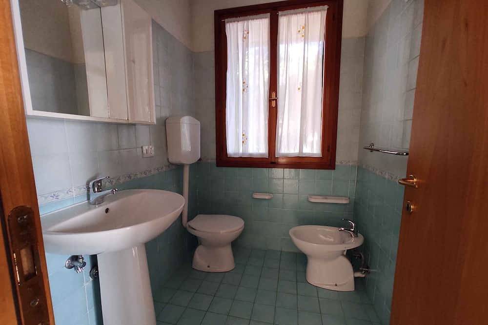 Ganze Wohnung, Ferienwohnung in einem Vierfamilienhaus in Pinienwald in Eraclea Mare, Venedig Provinz