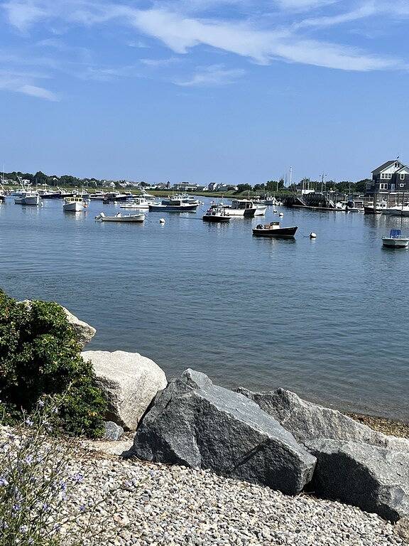 Sunny 2-bedroom beach cottage, walk to beach! in Marshfield, Massachusetts