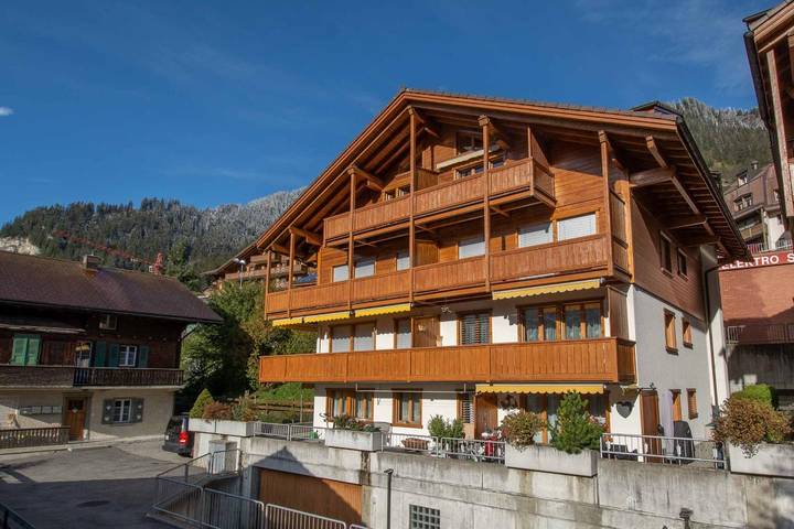 Ferienwohnung für 4 Personen, mit Ausblick und Balkon im Berner Oberland - 2