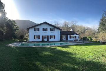 Location de vacances pour 12 personnes, avec jardin à Itxassou