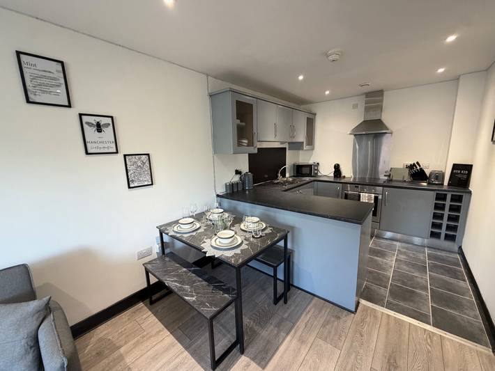 Ganze Ferienwohnung, Oak & Noir 2 Bed 2 Bath Wifi Free Parking Near Uni in Manchester, Greater Manchester