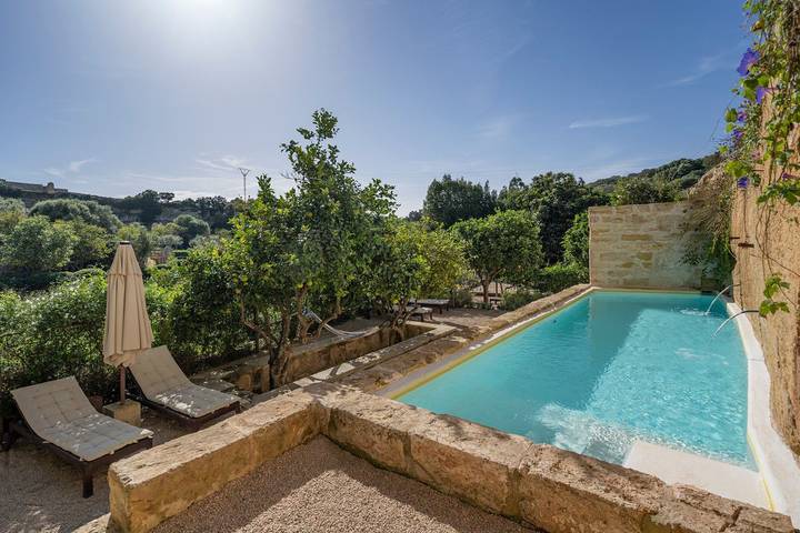 Location de vacances pour 8 personnes, avec Terrasse ainsi que Jardin et Piscine à Alaior