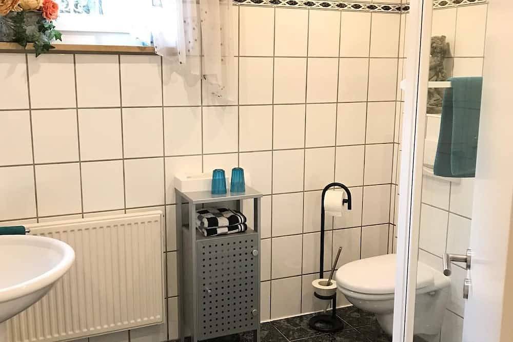 Ganze Wohnung, Komfortables Apartement 34qm, separater Eingang mit Freisitz u. ruhig gelegen in Pentling, Ostbayern
