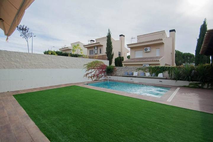 Chalet para 7 personas, con piscina además de jardín y vistas en Vega de Granada - 2