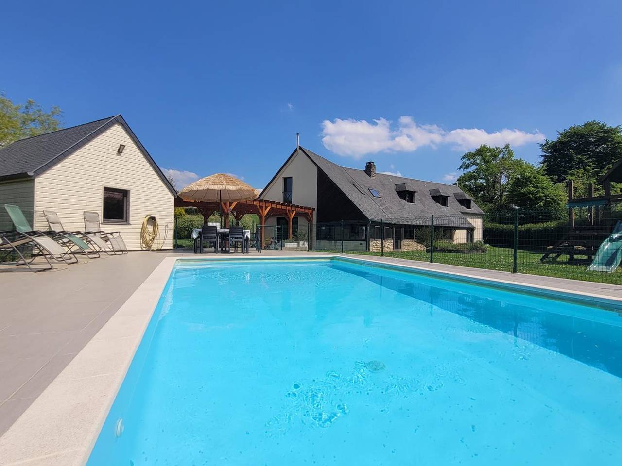 Gran casa con piscina privada y se admiten mascotas cerca del Mont St-Michel in Isigny-le-Buat, Avranches region