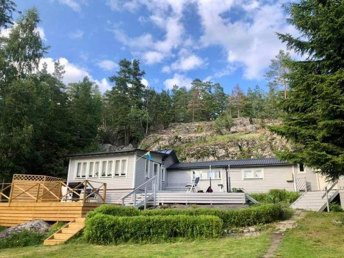 Ferienhaus für 10 Personen, mit Balkon und Whirlpool sowie Terrasse und Garten in Ingarö