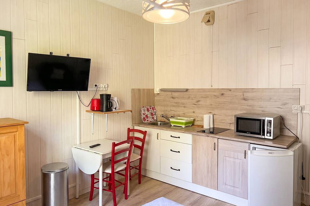 Entire apartment, Homerez - Studio in Néris-les-Bains in Néris-les-Bains, Montluçon region