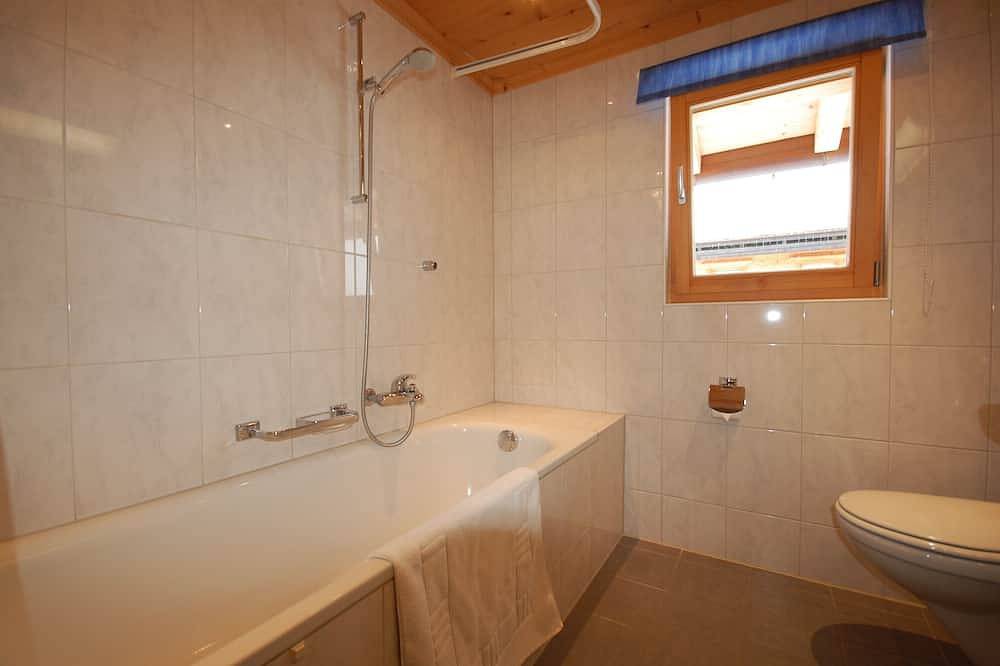 Traditionelles Luxuschalet in der Schweiz in Nähe der Skipisten in Klosters-Serneus, Plessur Alpen