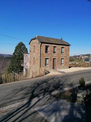 Gîte pour 11 personnes, avec jardin et vue à Rochehaut