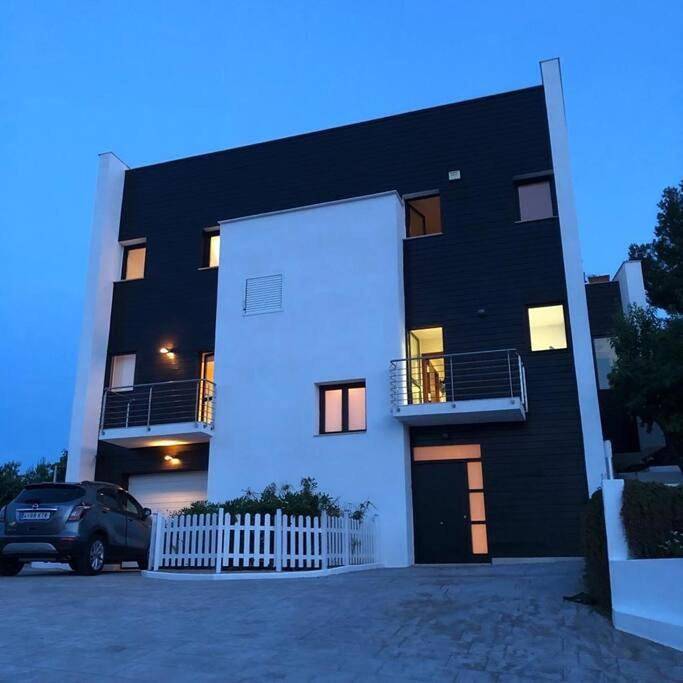 Chalet para 8 personas, con vistas además de piscina y jardín, Se admiten mascotas en Oropesa del Mar