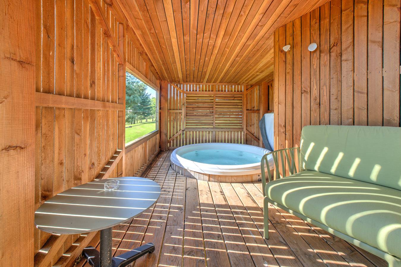 Bungalow 'Lodge Plein Voir' avec terrasse privée, Wi-Fi et climatisation in Saint-Félix-de-Reillac-et-Mortemart, Périgord Blanc