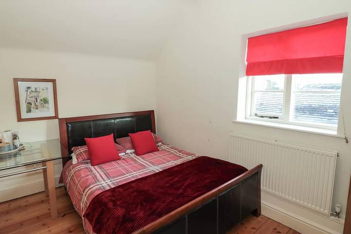 Dunnimere Farmhouse, pet friendly, with open fire in Tamworth in Staffordshire