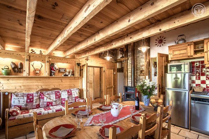 Gîte pour 12 personnes, avec Jacuzzi et Terrasse ainsi que Piscine et Sauna