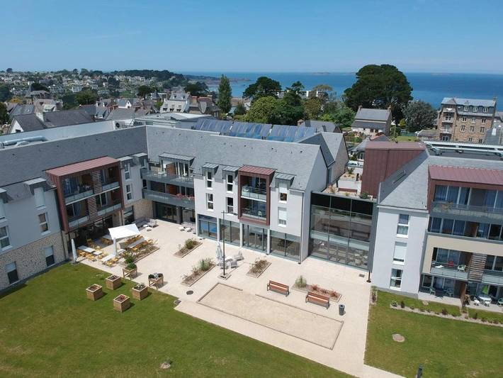 Appart’hôtel pour 2 personnes, avec sauna ainsi que piscine et jardin