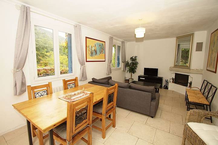 Ganze Wohnung, Schöne Wohnung in Maubec mit privatem beheiztem Pool, WiFi & Uk Fernsehen in Maubec, Regionaler Naturpark Luberon