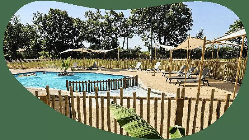 Location de vacances pour 5 personnes, avec piscine ainsi que vue et terrasse à Mareuil-sur-Lay-Dissais - 4