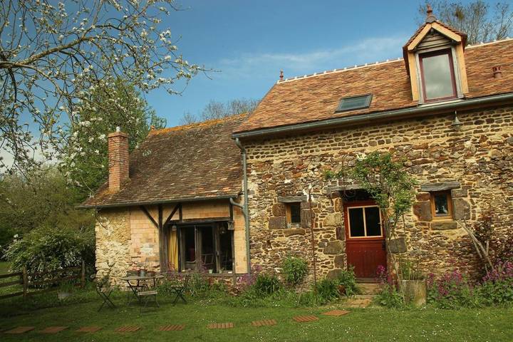 Location de vacances pour 5 personnes, avec Jacuzzi ainsi que Terrasse et Jardin à Laigné-en-Belin