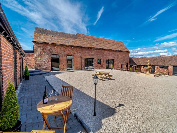 Glamping for 8 people, with garden in Warwickshire