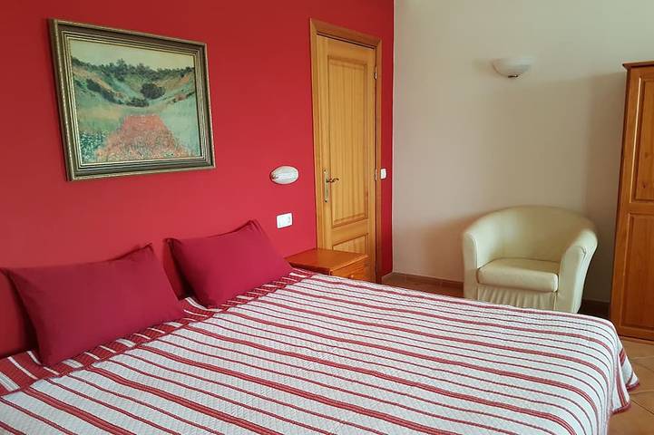 Spacious luxury country house. Shared pool. Fully wheelchair accessible in Ourique, Beja Distrikt