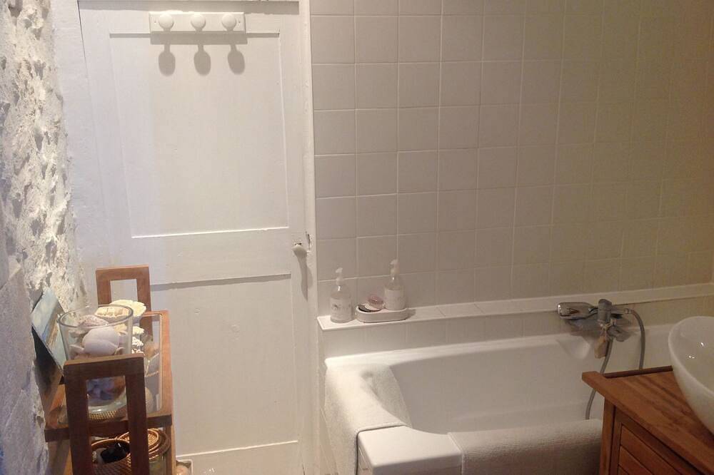 Small farmhouse with  Ac in the Alpilles, 15 mn  baux de Provence, 3mn  Mouries in Saint-Martin-de-Crau, Arles region