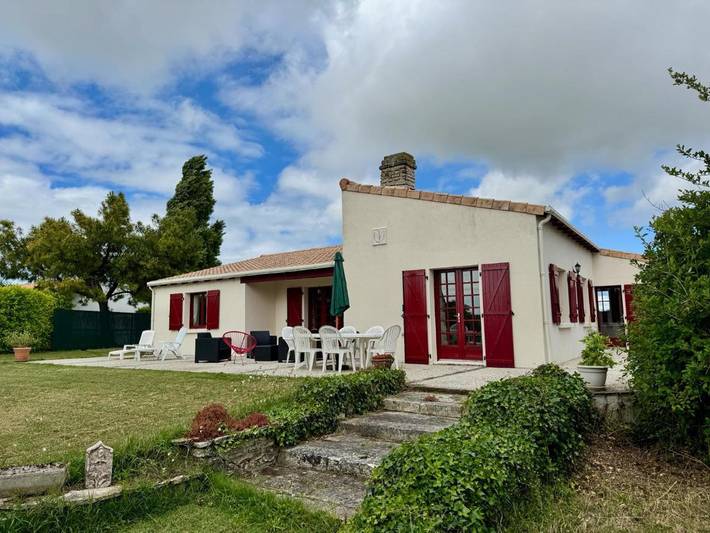 Location de vacances pour 6 personnes, avec terrasse et jardin à La Jarrie