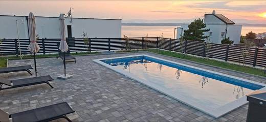Villa für 8 Personen, mit Garten und Pool sowie Ausblick in Crikvenica