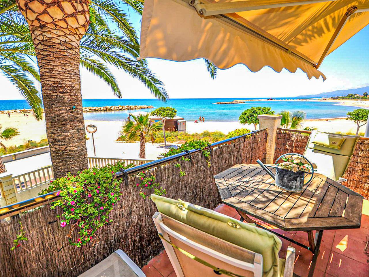 Entire apartment, Seafront apartment in Cambrils with private parking in Cambrils, Costa Dorada