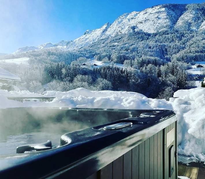 Chambre d’hôte pour 2 personnes, avec Terrasse et Jacuzzi ainsi que Jardin et Piscine à Thônes