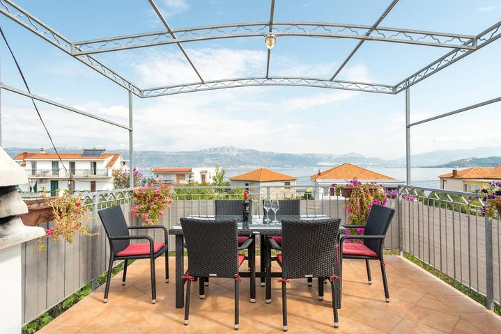 Apartament wakacyjny dla 6 osób, z balkon/ taras w Slatine
