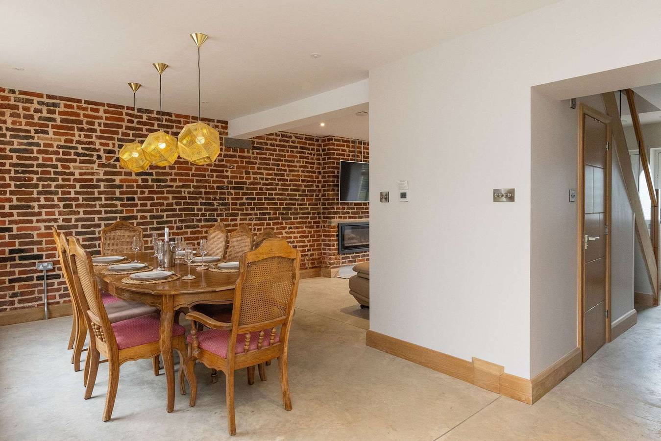 Spacious 4-Bed Near City & Sea in Hunston, West Sussex