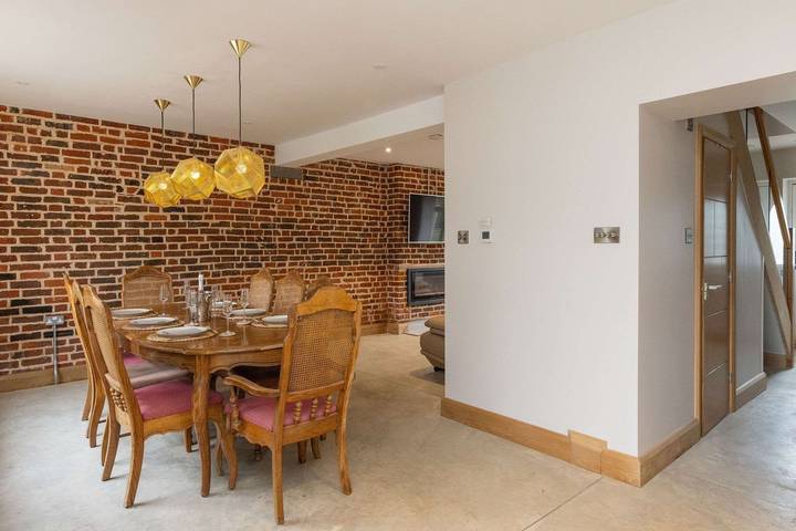 Spacious 4-Bed Near City & Sea in Hunston, West Sussex