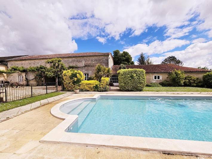 Gîte pour 15 personnes, avec terrasse à Mainxe
