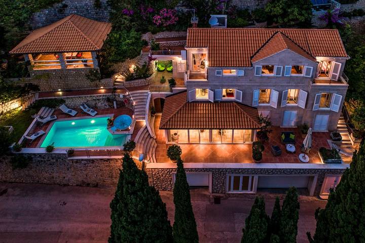 Villa per 12 persone, con balcone e balcone/terrazza nonché piscina in Dubrovnik