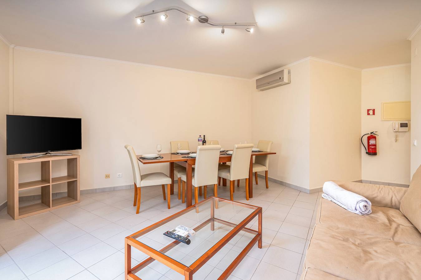 Apartamento inteiro, Apartamento 'Cool Motion Rocha Beach T2' com Varanda, Wi-Fi e Ar Condicionado in Praia da Rocha, Portimão