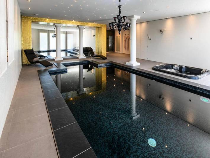 Location de vacances pour 10 personnes, avec piscine et sauna ainsi que balcon et jacuzzi à Courchevel