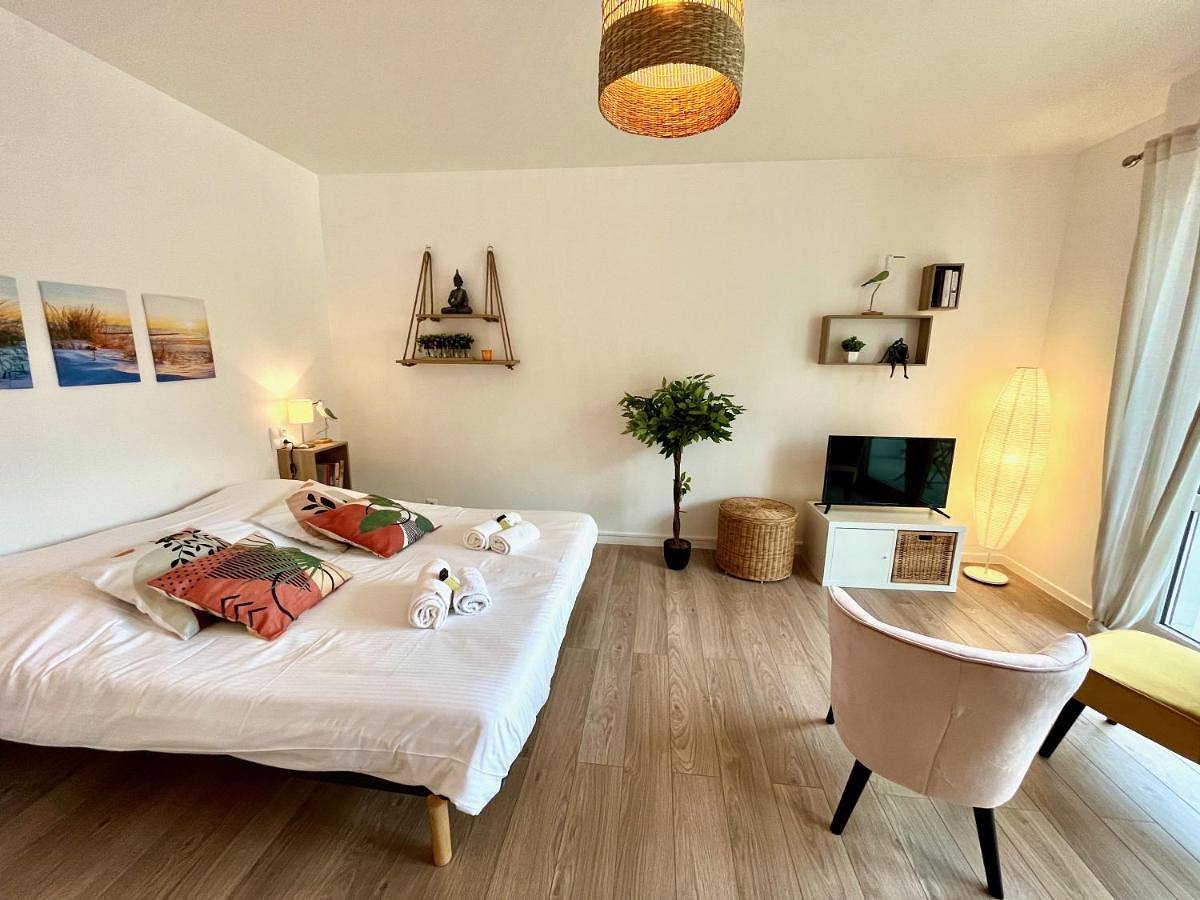 Appartement entier, Studio with Balcony in Caen, Région de Caen