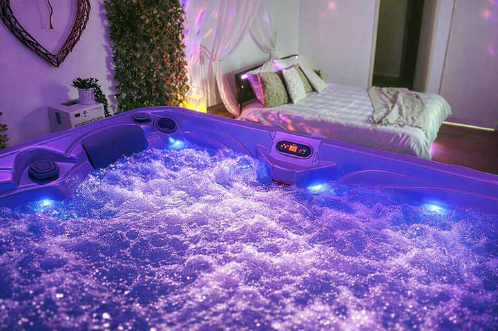 Ganze Wohnung, Le Bain des Violettes, your romantic getaway for two with a private 2x2m hot tub in Dole, Jura