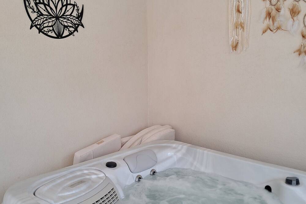 Gîte 2 à 4 places piscine jacuzzi in Saint-Martin-de-Pallières, Région de Brignoles