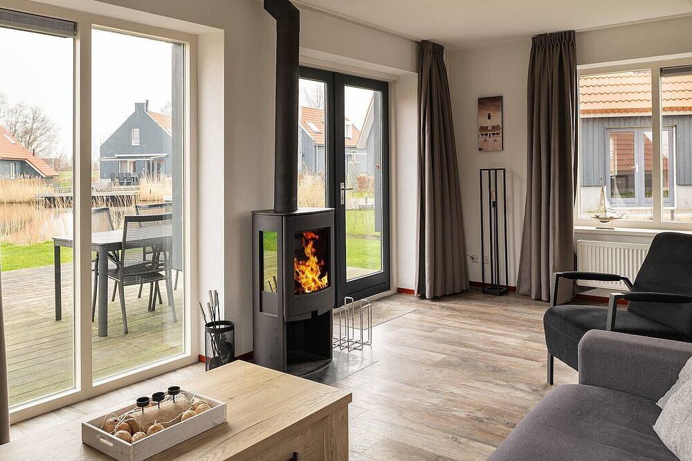 Freistehendes 4-Personen-Haus am Wasser in Friesland