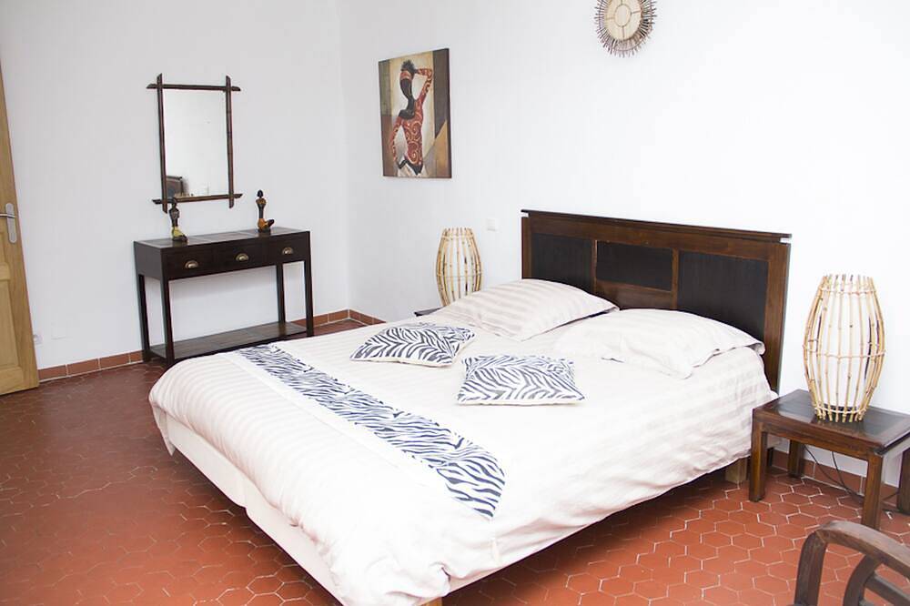 Entire apartment, Charming apartment pedestrian center in Aix-en-Provence, Mediterranean Coast (France)
