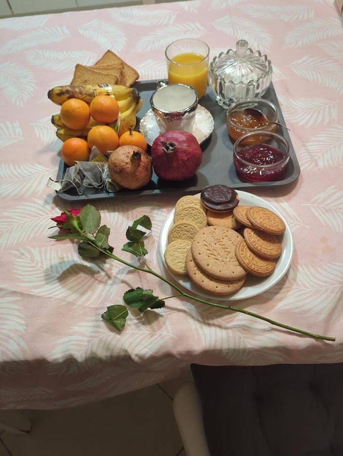 Gîte pour 2 personnes, avec jardin et piscine ainsi que vue et terrasse dans Aéroport Lyon Saint-Exupéry - 3