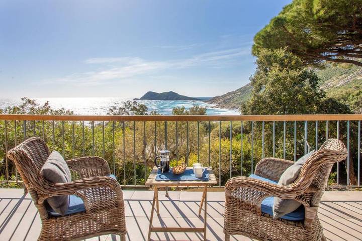 Location de vacances pour 6 personnes, avec vue ainsi que jardin et terrasse dans Plage De La Briande La Croix Valmer